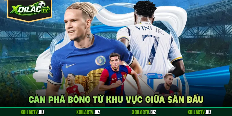 Cản phá bóng từ khu vực giữa sân đấu