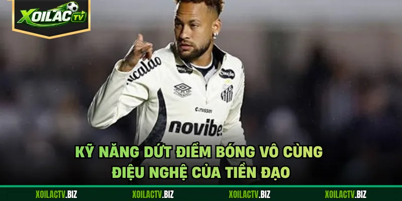 Kỹ năng dứt điểm bóng vô cùng điệu nghệ của tiền đạo